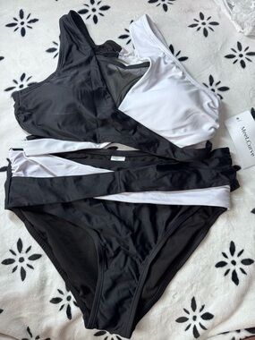 Meet Curve Black & White Cutout Women's Bikini Set